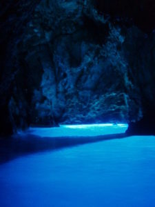 Eine blaue Höhle vis kroatien insel