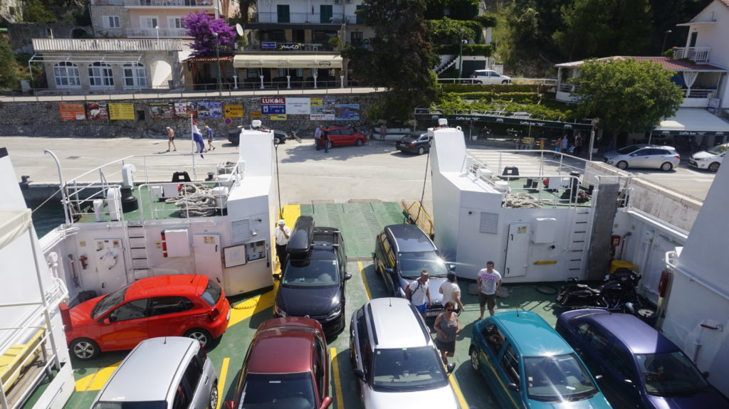 Jede Fähre in der Saison ist bis zum Rand gefüllt.