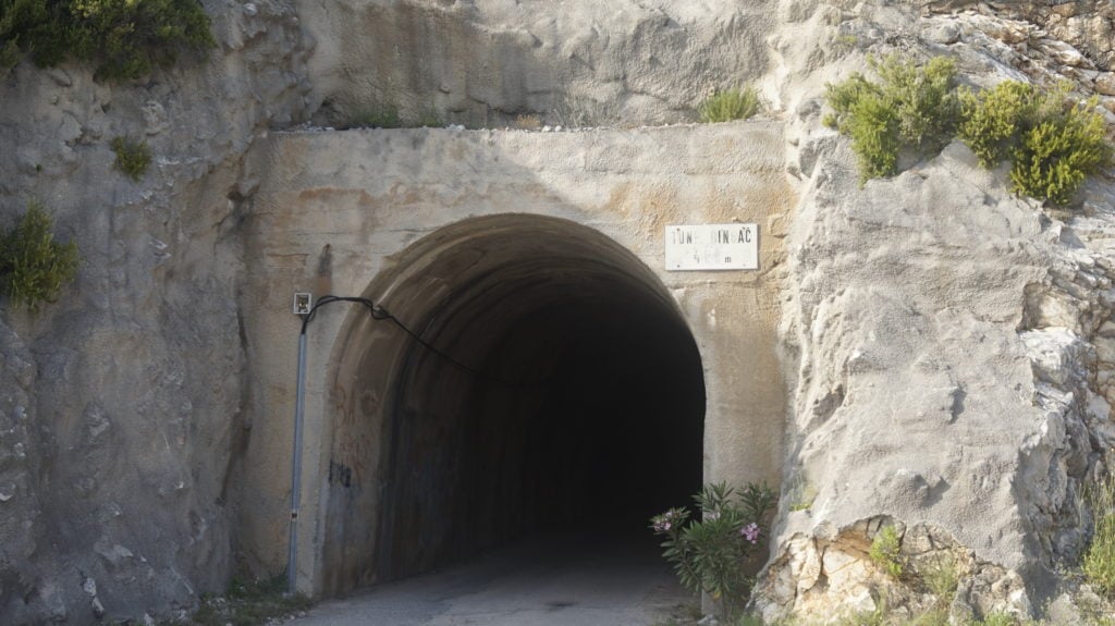 ein Tunnel in den Bergen